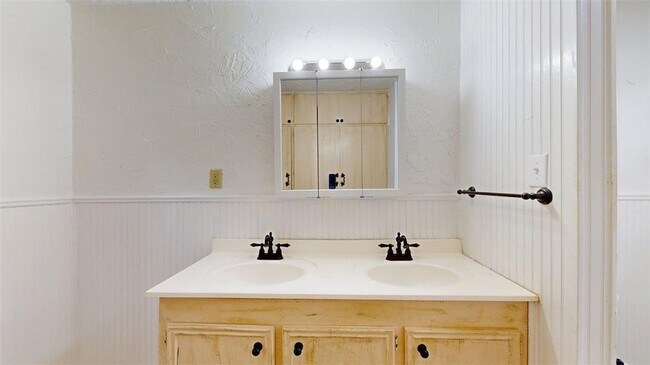 Building Photo - 911 E North Ave