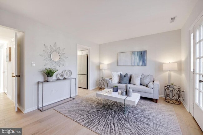 Building Photo - Gorgeous 2 Bedroom 2.5 Bath in Chevy Chase