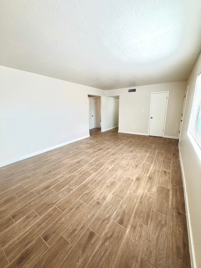 Building Photo - 1731 E Cheery Lynn Rd