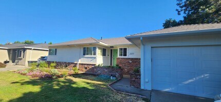 Building Photo - 3 Bedroom 1 Bathroom Charmer in Hollywood ...