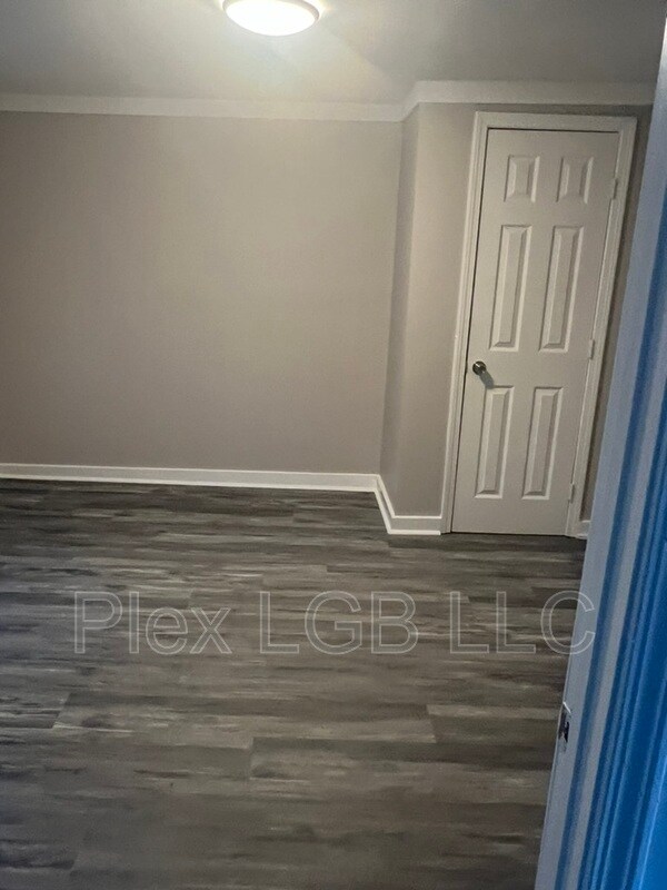 Building Photo - 405 Render St