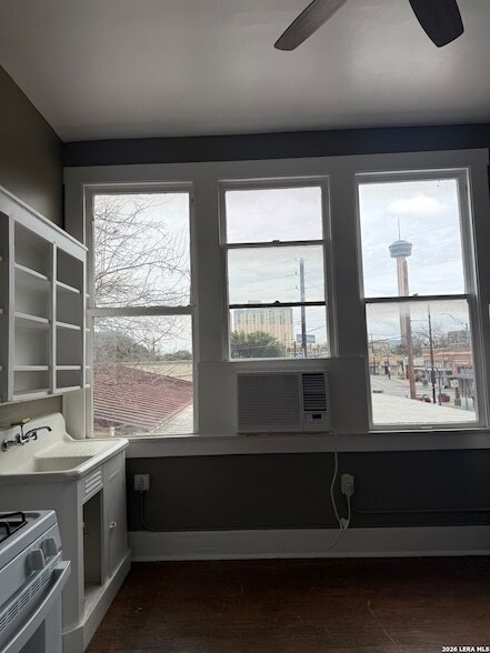 Building Photo - 919 S Alamo St