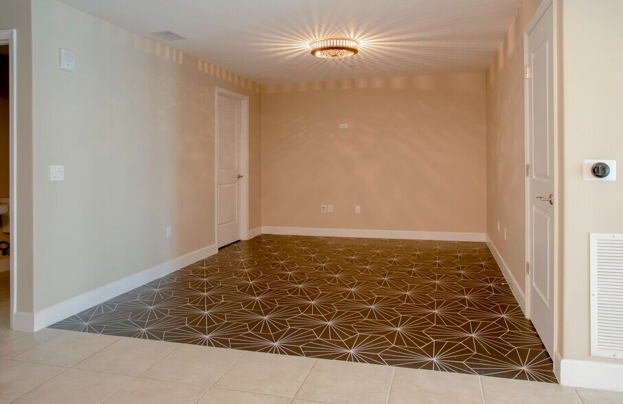 den/lounge - 100 S Eola Dr