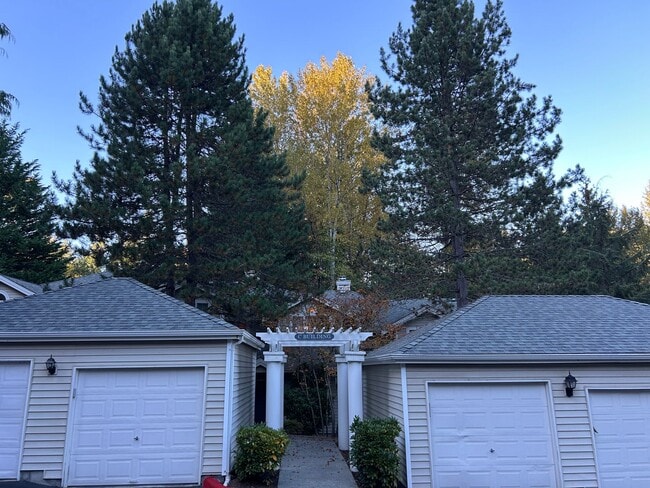 Building Photo - 3 Bed, 2.5 bath Townhome w/1-car garage in Highland Park neighborhood of Renton, $3,150/mo.