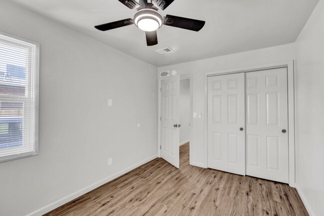Building Photo - 526 Olive St