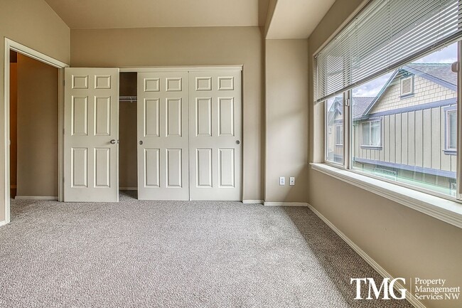 Building Photo - Wonderful 2 Bedroom, 2.5 Bathroom Townhome in Hillsboro!