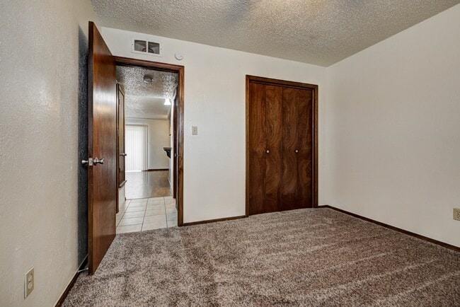 Building Photo - 1315 Glen Oaks Ct