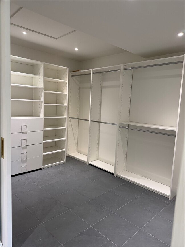 Building Photo - 15999 Via De Las Palmas