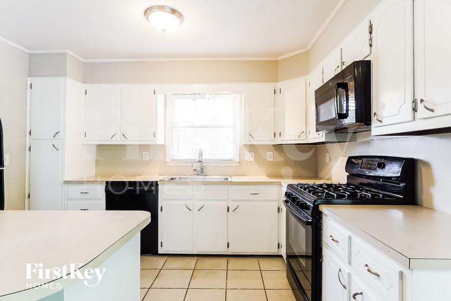 Building Photo - 2204 Lynncrest Ln