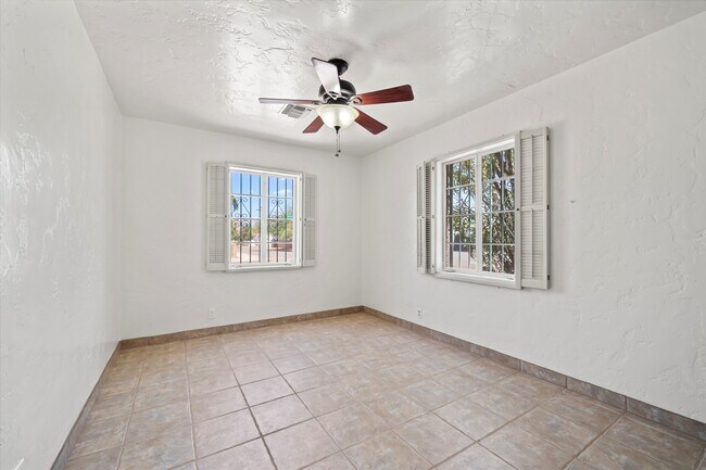 Building Photo - 2348 E Drachman St