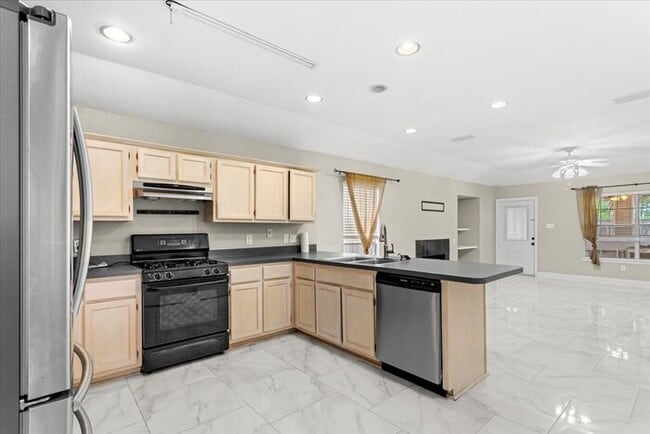 Building Photo - 11027 Oakcrest Dr