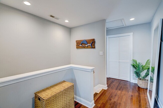 Building Photo - Midtown Rental in Forest Hills