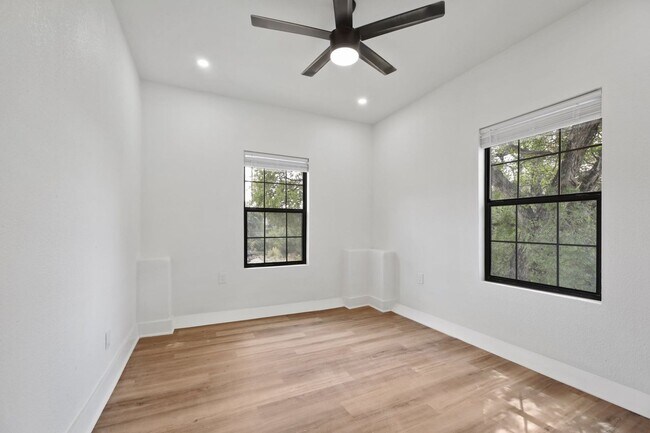 Building Photo - 8 BED 4 BATH Fully remodeled house in West...