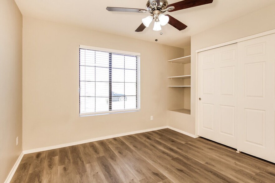 Building Photo - 5539 E Elena Ave