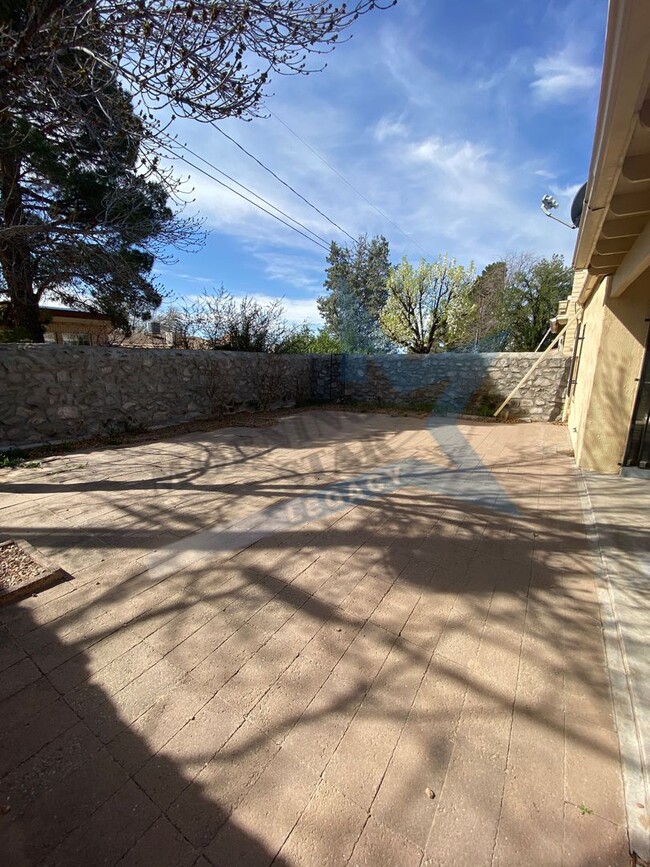 Building Photo - 2 bed, 2 bath w/new flooring throughout!