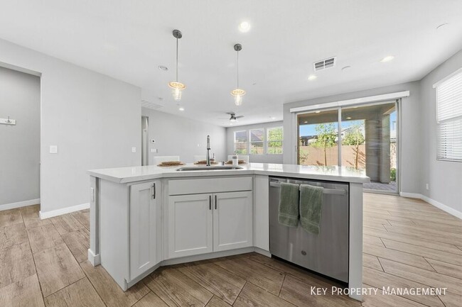 Building Photo - 5 Lilla Rosa St