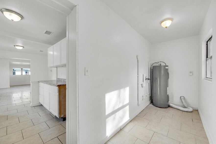 Building Photo - 1830 W 27th St