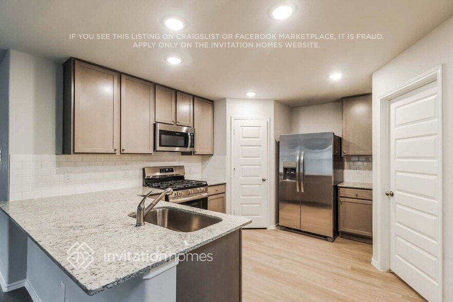 Building Photo - 5608 Poinsettia Pl