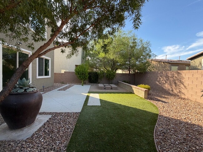 Building Photo - 4 BED 2.5 BATH 2 CAR GARAGE SINGLE FAMILY HOME W/ FULLY LANDSCAPED BACKYARD. THIS WAS FORMER MODE...