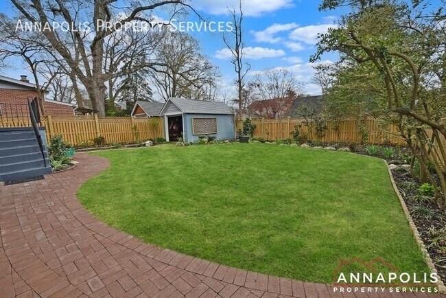 Building Photo - 209 Claude St