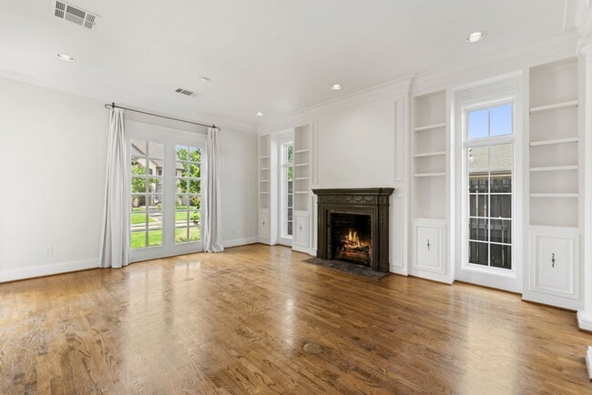 Building Photo - Elegant Living Minutes from the Medical Ce...