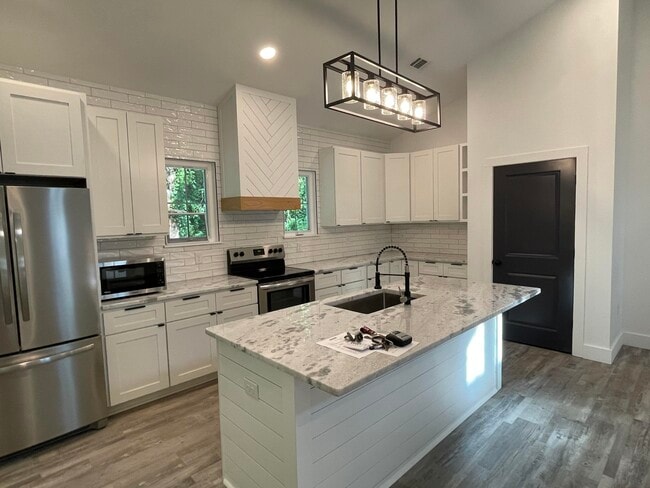 Building Photo - 1321 Cedar Ave S