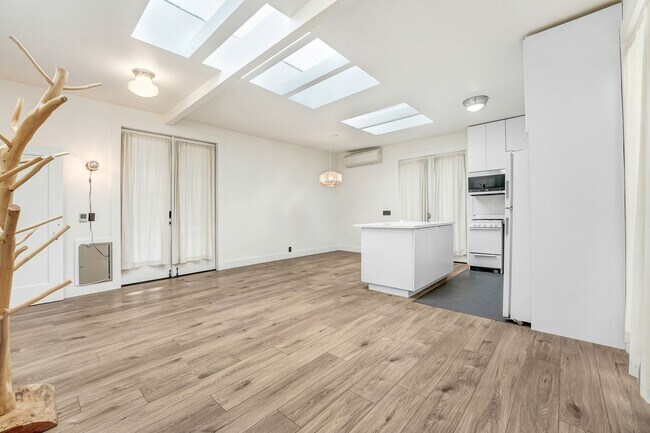 Building Photo - Spanish Style Venice Bungalow