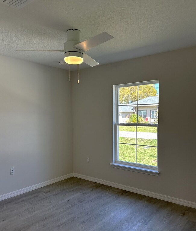 Building Photo - NEW 3/2/1 ready to rent! Pet friendly.