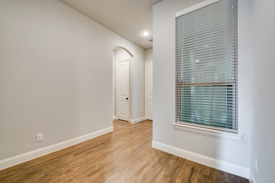 Building Photo - 923 Whitehall Dr