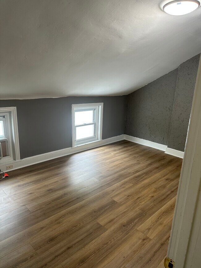 Building Photo - 204 Baldwin St