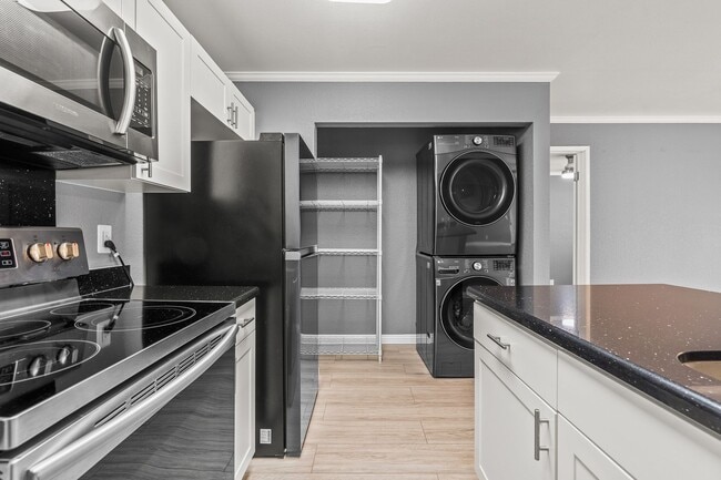 Building Photo - Ihona Townhome 1BR, 1BA, 1PKG, AC, W/D