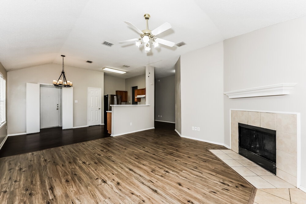 Building Photo - 833 Beaver Creek Dr