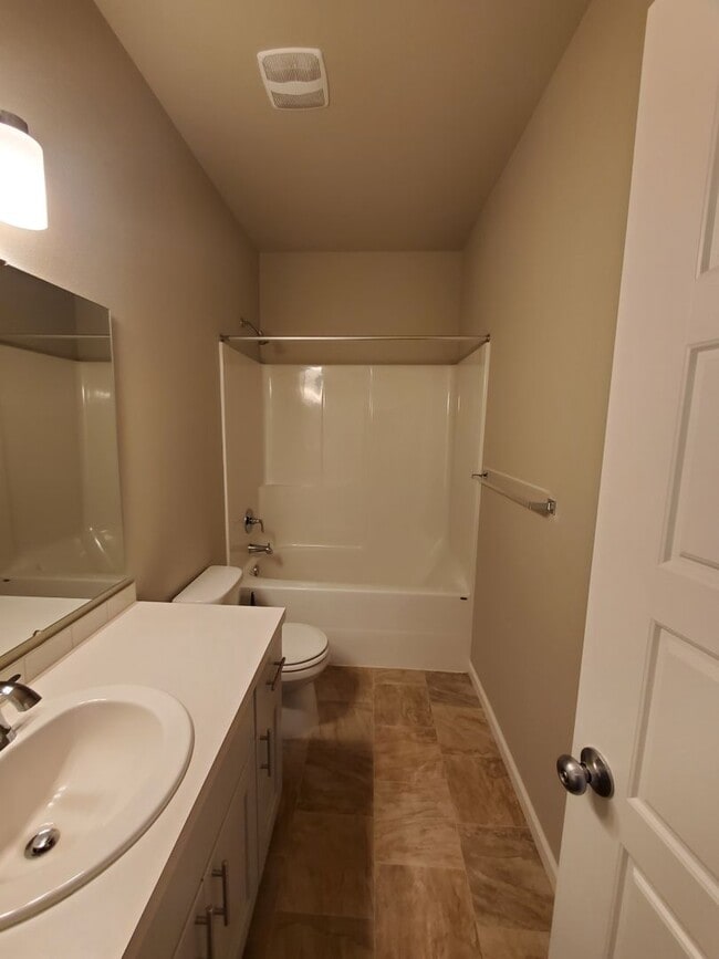 Building Photo - Beautiful Newer 4 Bedroom In Tahoma Terra Neighborhood!
