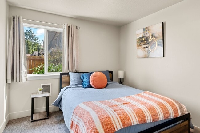 Building Photo - Move-In Ready 3BR Furnished Apartment Near ISU