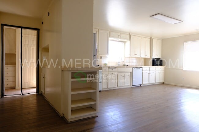 Building Photo - 15290 Sunset Dr