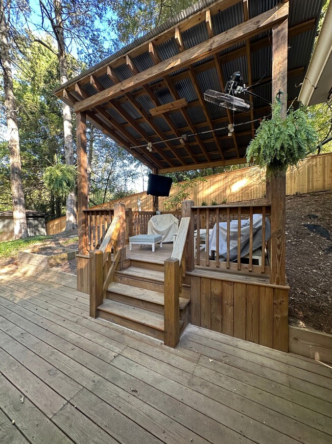 Building Photo - 1220 Beanland Dr