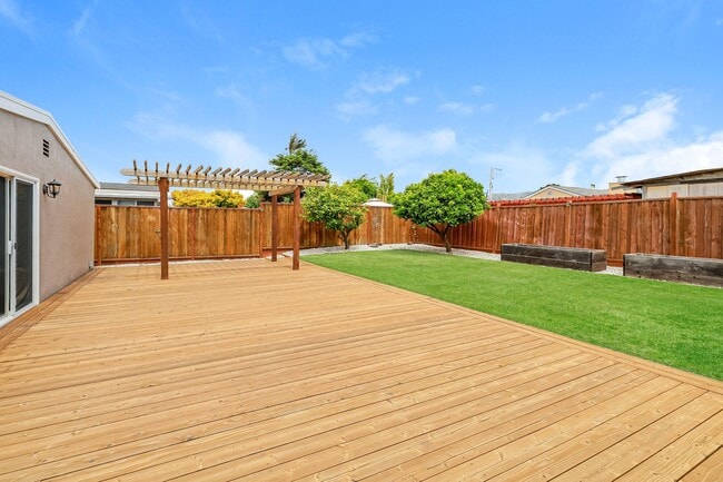 Building Photo - Charming 3BR Home with Spacious Yard in Se...