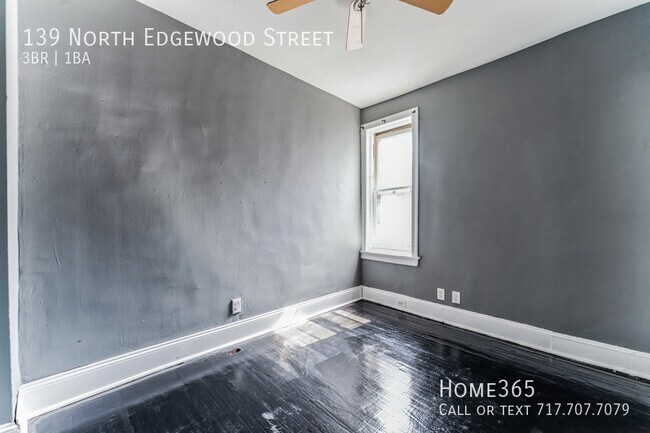 Building Photo - 3 Bedroom, 1.5 Bathroom Home Available Now!