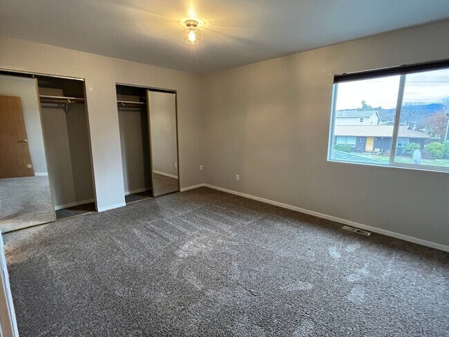 Building Photo - 3 Bed, 2 Bath Home- Fenced Back Yard!