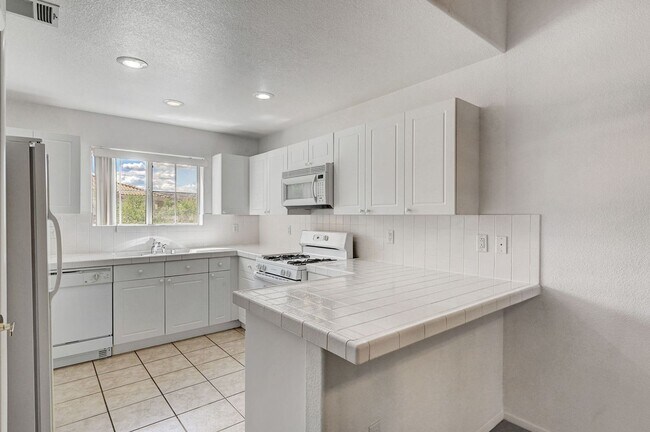 Building Photo - Great 2 bedroom 2 bathroom condo in gated community in Summerlin!