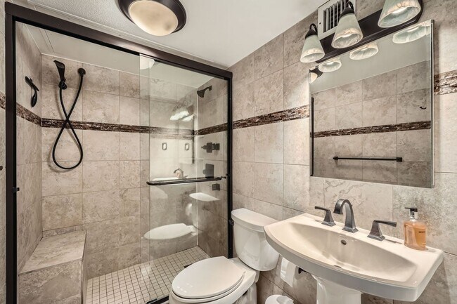 Building Photo - Downtown Denver Furnished 1 BDR w/ Rooftop...