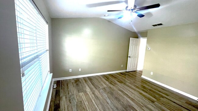 Building Photo - 711 Crestwell Cir SW