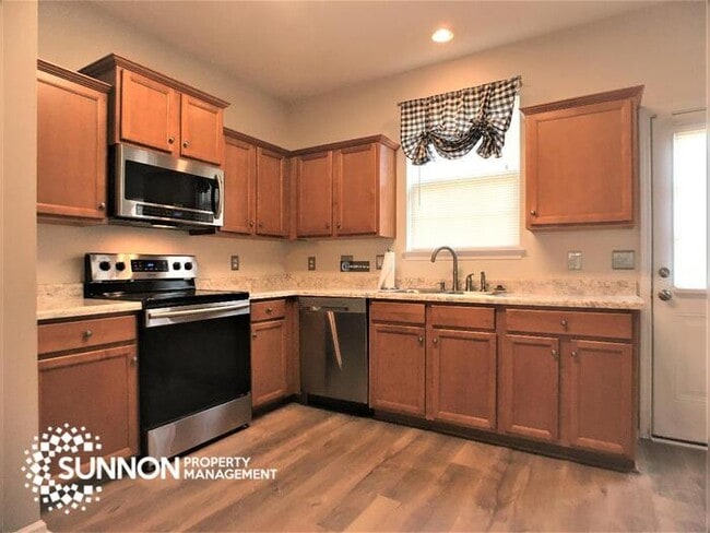 Building Photo - Updated 2 Bed, 2.5 Bath Townhome!