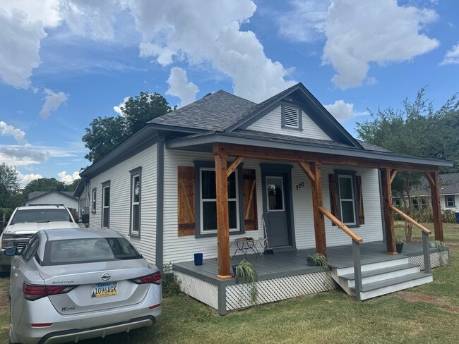Building Photo - 720 S Miles Ave