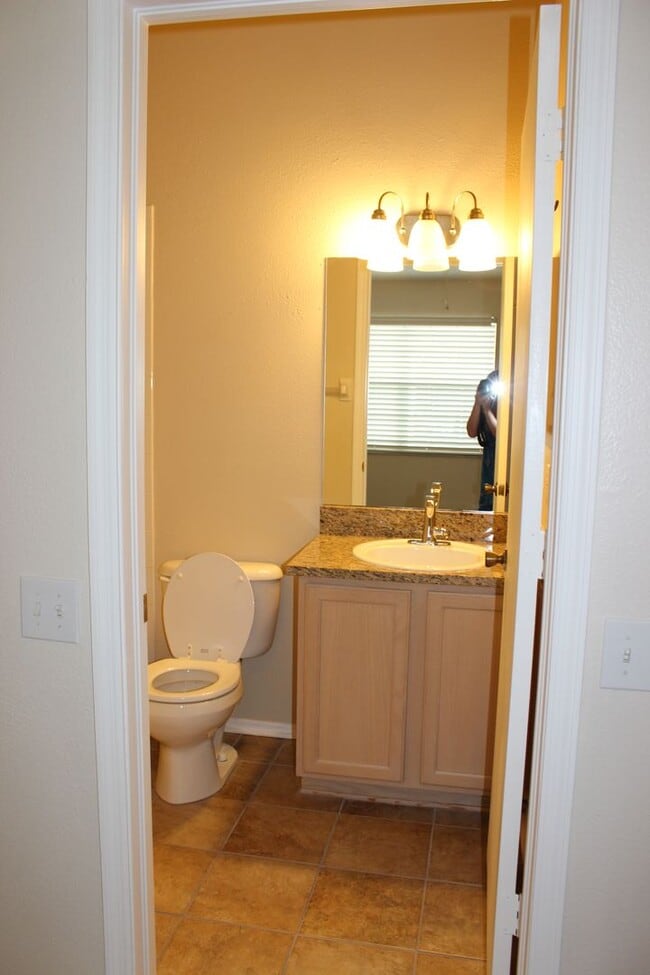 Building Photo - Beautiful 2 Bedroom, 2.5 Bath Townhome in Private Gated Community Of Hunter's Key In New Tampa