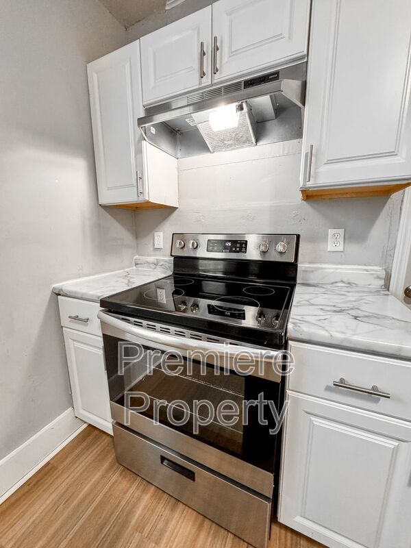 Building Photo - 422 S Hocker Ave