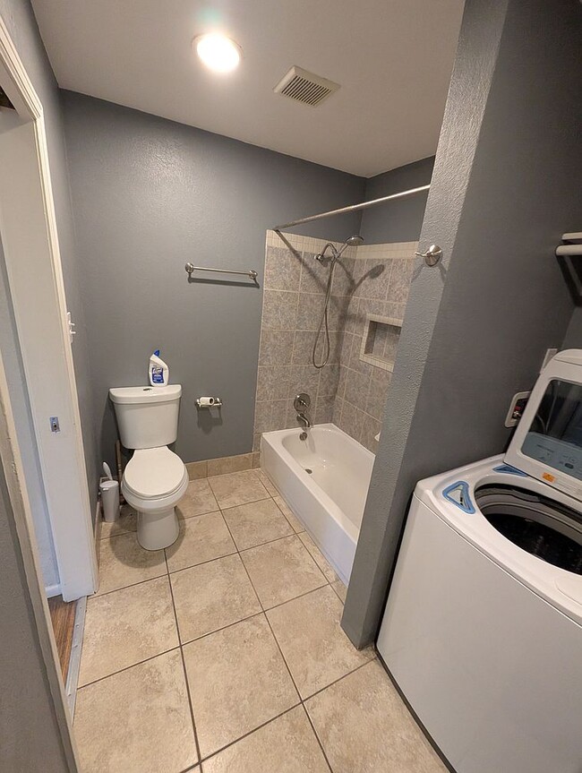 Building Photo - 1210 Syracuse St