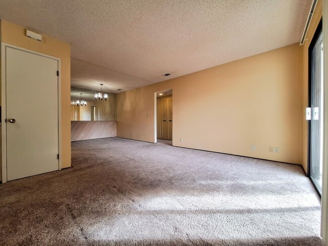 Building Photo - Spacious Second Floor 1bd Condo With Laundry In Unit, Pool, Balcony, & Carport!