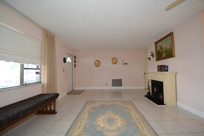 Building Photo - 2201 Collins Ave