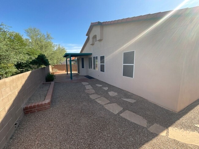 Building Photo - Great northeast location on cul-de-sac, 3 car garage